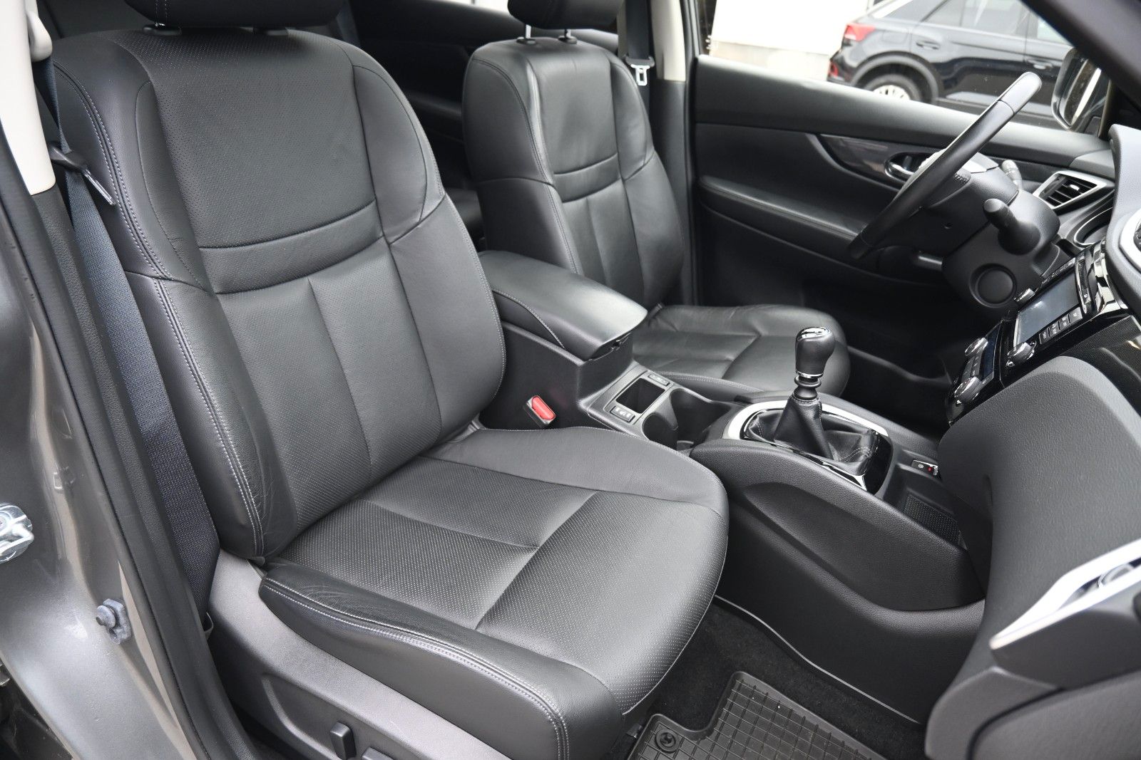 Fahrzeugabbildung Nissan X-Trail  1.6 DIG-T Schalter Tekna 4x2*360°*Pano