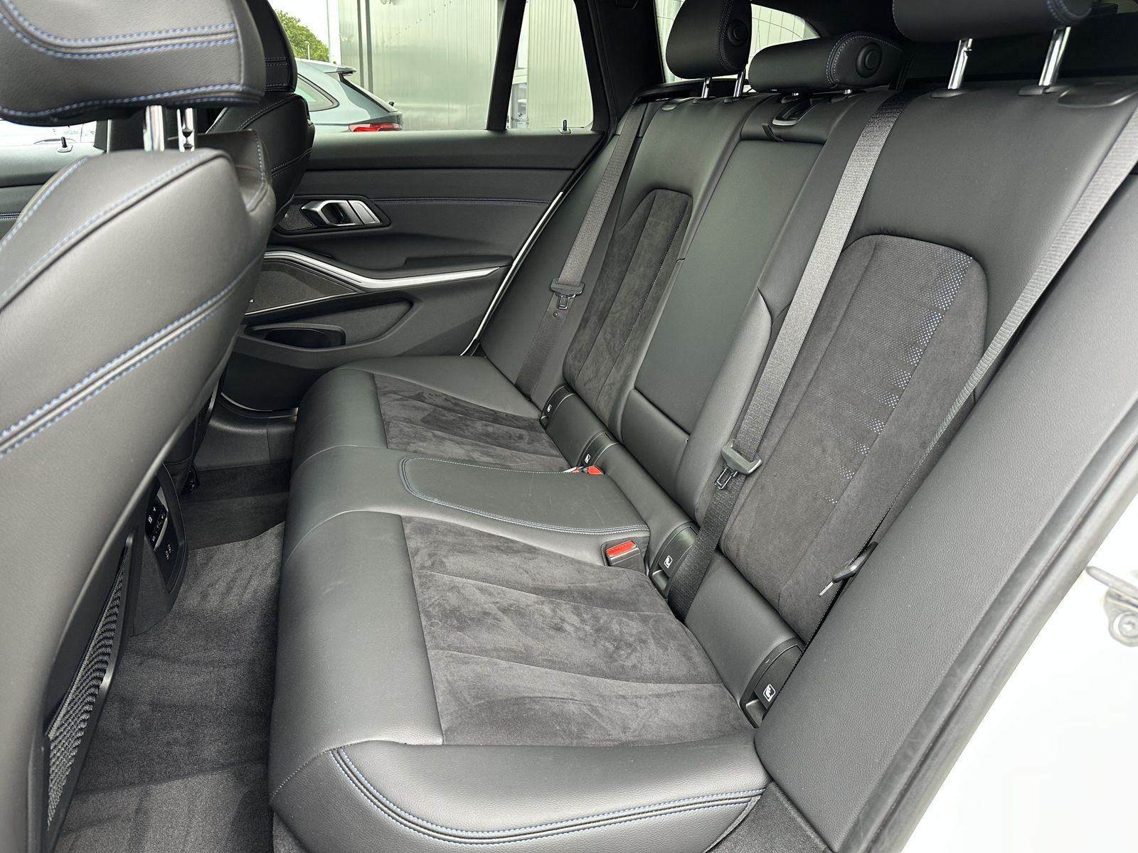 Fahrzeugabbildung BMW 320d Touring M-Sport NAV+LED+HARMAN/KARDON+18ZO