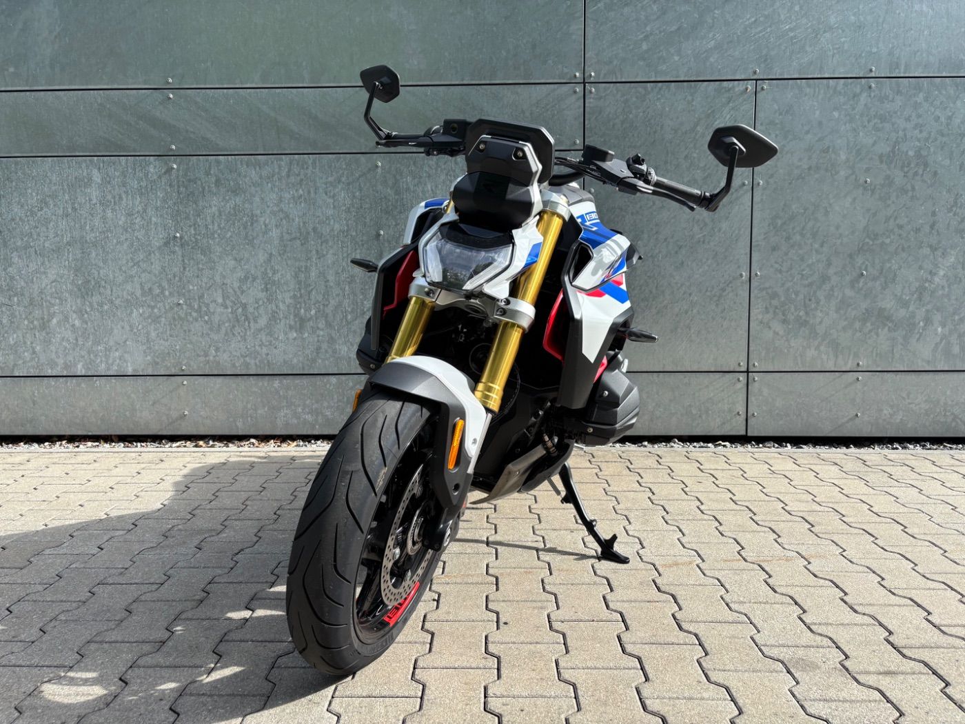 Fahrzeugabbildung BMW R 1300 R Performance