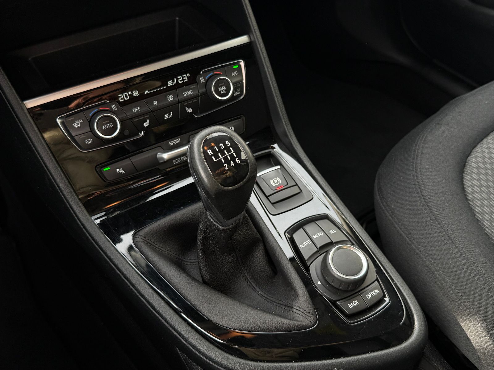 Fahrzeugabbildung BMW 218 Active Tourer Advantage GRA LED PDC SHZ