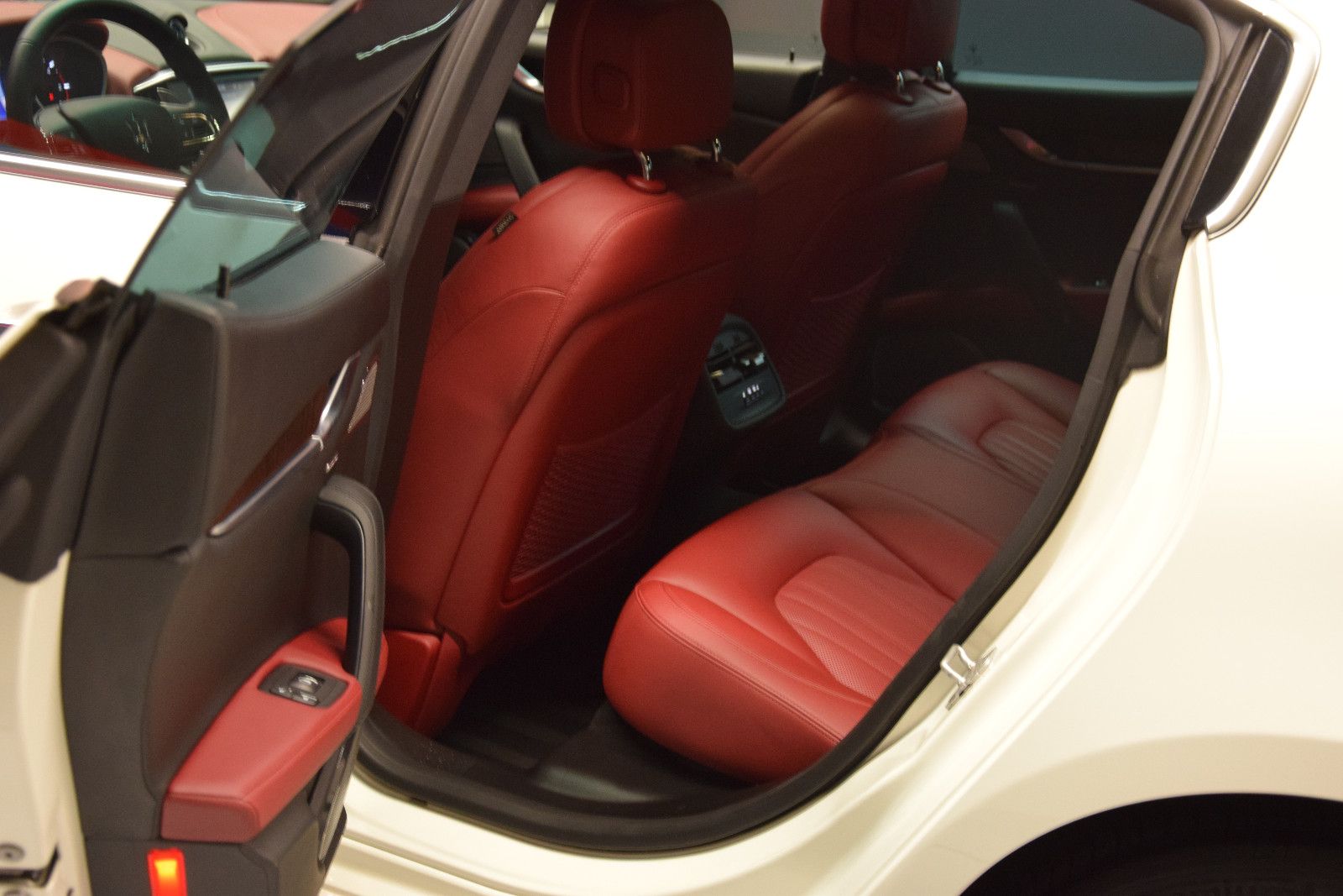 Fahrzeugabbildung Maserati Ghibli Diesel Schiebedach Memory B&W Sitzbelüft.