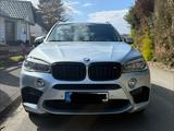 BMW X5 M  *Panorama/Head-UP/Voll* - BMW X5 M mit Benzin-Antrieb: Grau