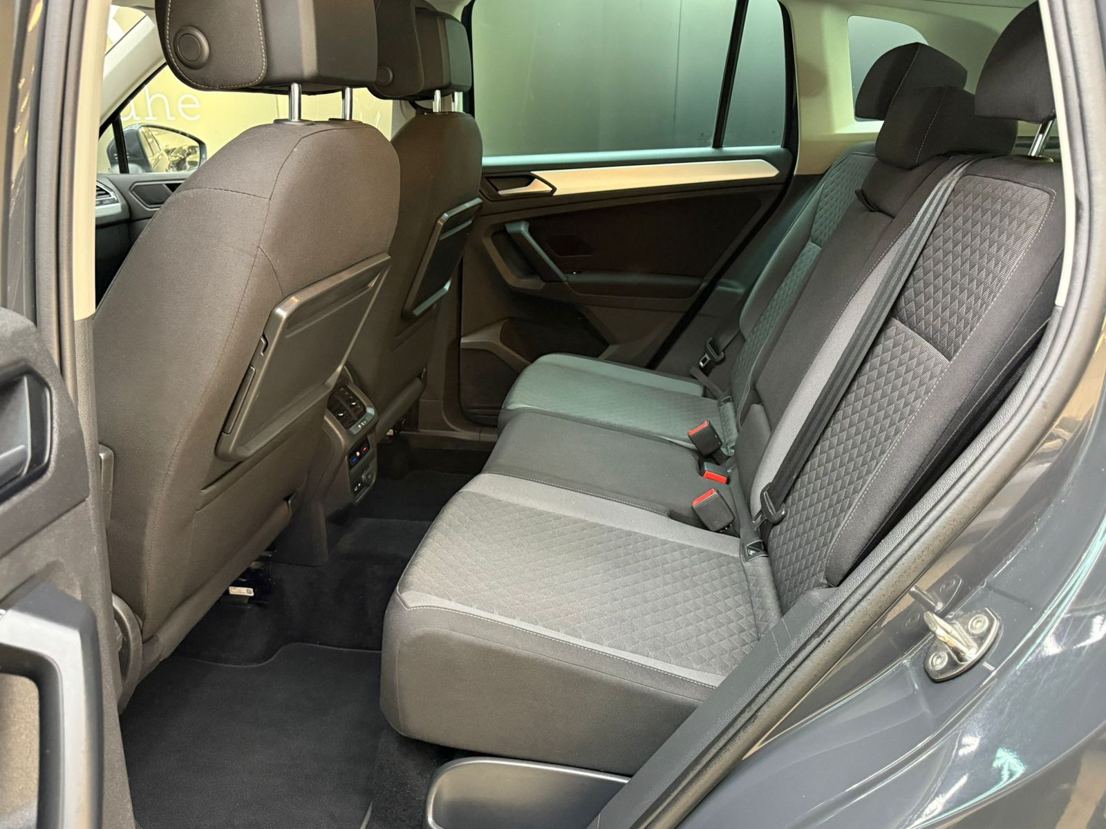 Fahrzeugabbildung Volkswagen Tiguan 2.0d DSG Comf 4Mot >NAVI+SHZ+PDC+LM+AHK+