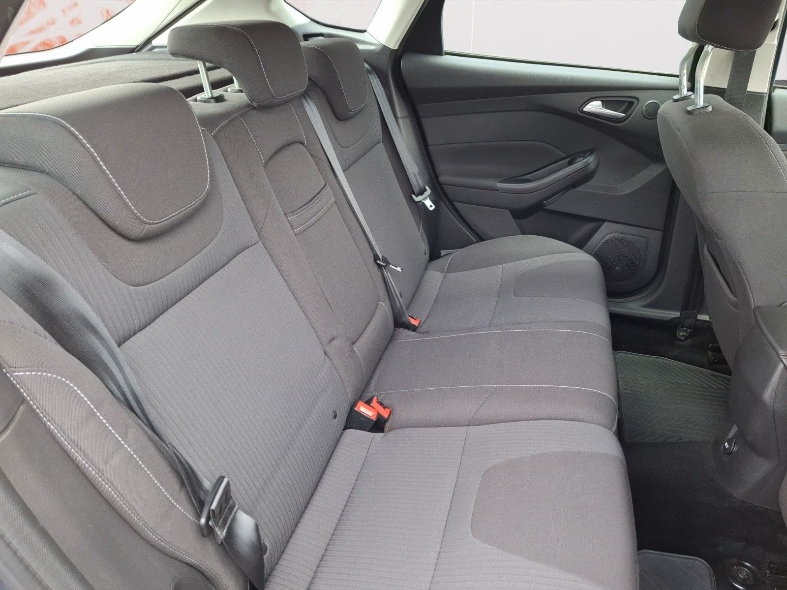 Fahrzeugabbildung Ford Focus Lim. Titanium ! PDC ! SHZ !