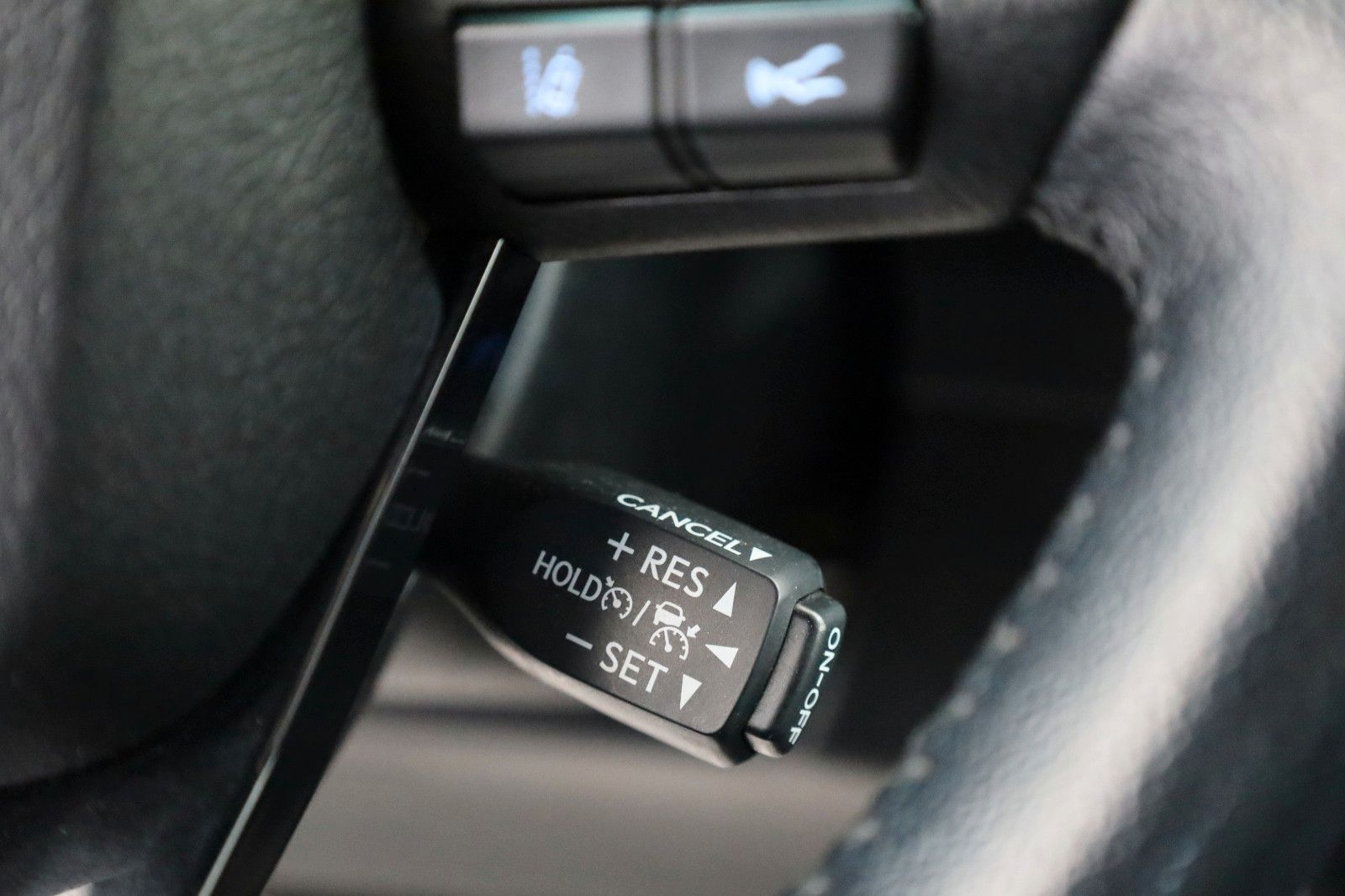 Fahrzeugabbildung Toyota Hilux 2.8 D-4D Invincible,4x4,ACC,Rollbügel, AHK