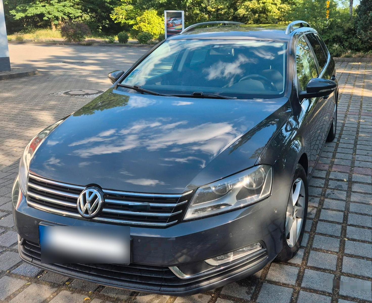 Volkswagen Passat 2013 — rear view