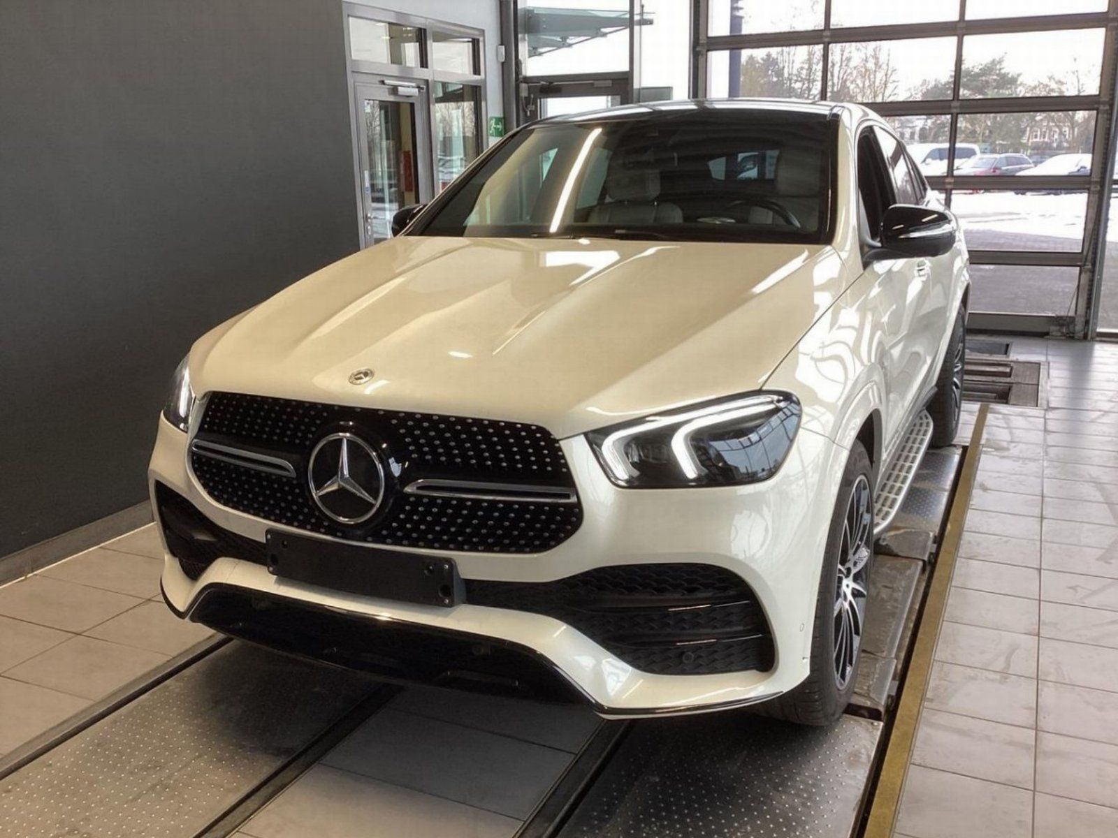 Fahrzeugabbildung Mercedes-Benz GLE 350 d Cpé AMG Pano AIRMATIC Burme MLED KeyGo