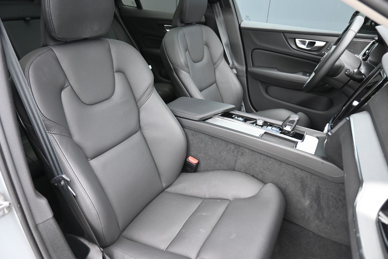 Fahrzeugabbildung Volvo V60 B4 DKG Plus Dark*HuD*PANO*360°*ACC