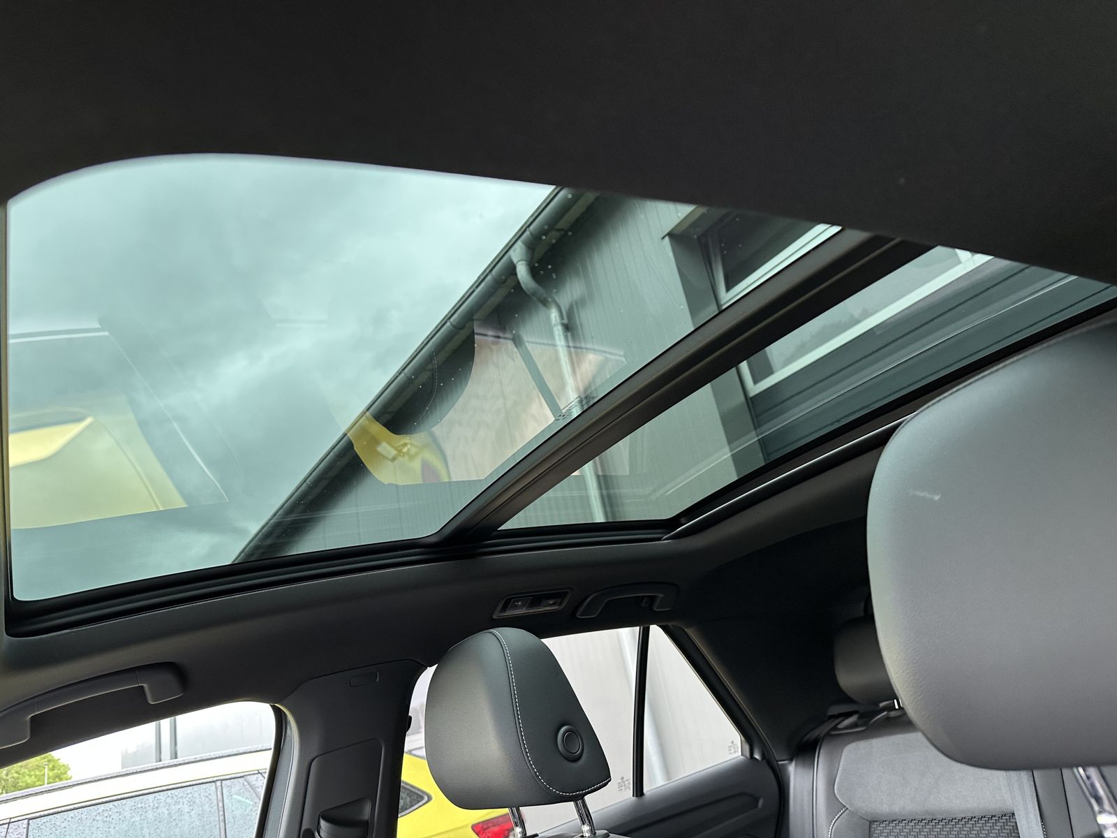 Fahrzeugabbildung Volkswagen T-Roc 1.5 TSI DSG R-Line NAV+LED+ACC+KAMERA+PANO