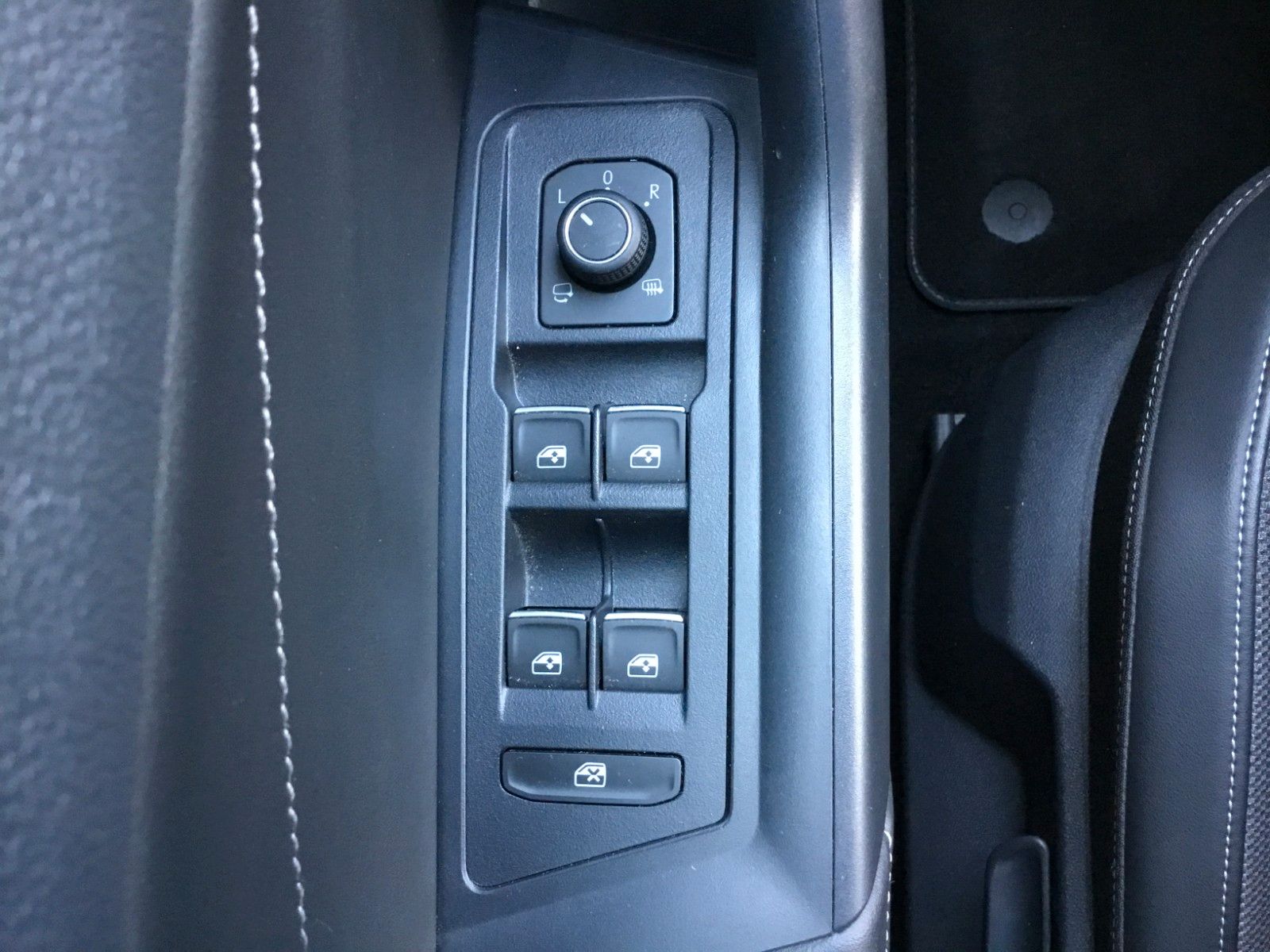 Fahrzeugabbildung Volkswagen T-Roc 1.5 TSI DSG Style+AHK+LED+ACC+17"+Kamera