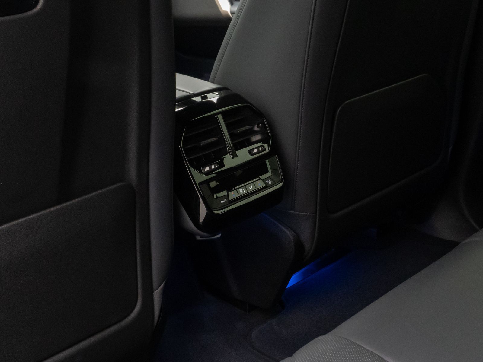 Fahrzeugabbildung BMW iX xD40 Sport 360°Laser H/K DAB AHK ACC 22Zoll