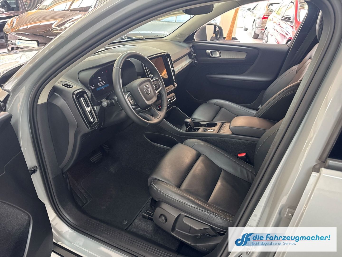Fahrzeugabbildung Volvo XC40 Core 2WD Leder Digitales Cockpit Soundsyste