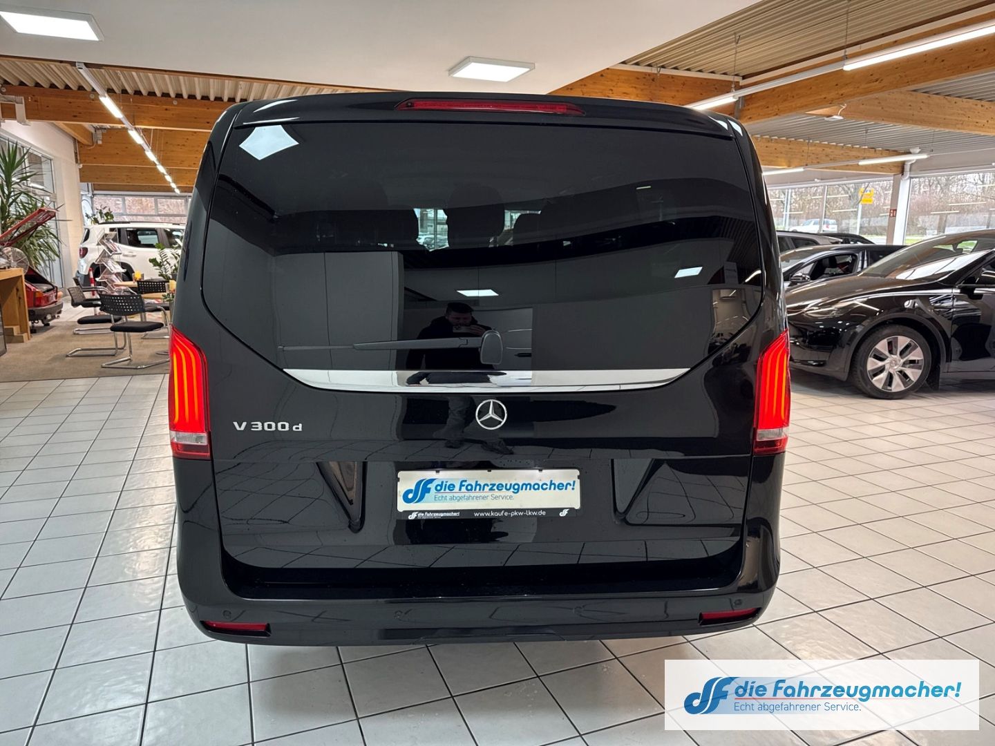 Fahrzeugabbildung Mercedes-Benz V 300 d EDITION extralang Sportpaket AHK-abnehmb