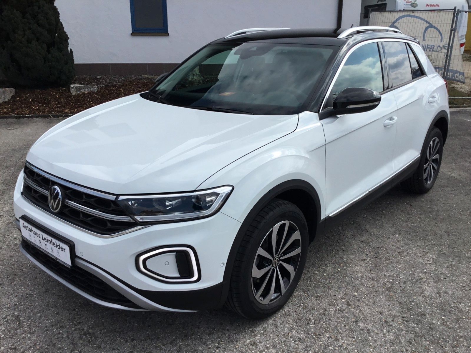 Fahrzeugabbildung Volkswagen T-Roc 1.5 TSI DSG Style+ACC+MatrixLED+Kessy+Navi