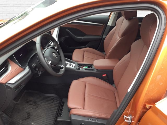 Fahrzeugabbildung SKODA Octavia Combi Selection 1.5 TSI DSG LED NAVI ALU