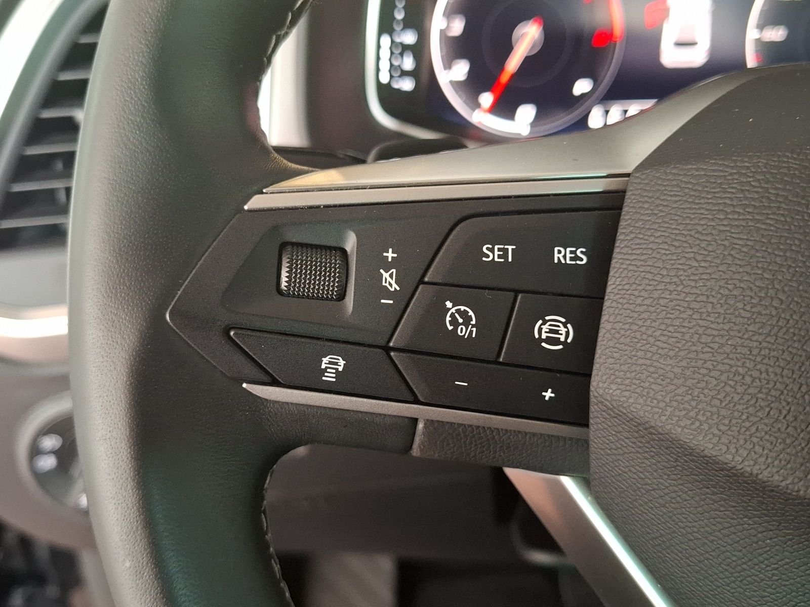 Fahrzeugabbildung SEAT Ateca TSI Xperience DSG LED AHK Navi AID ACC RFK