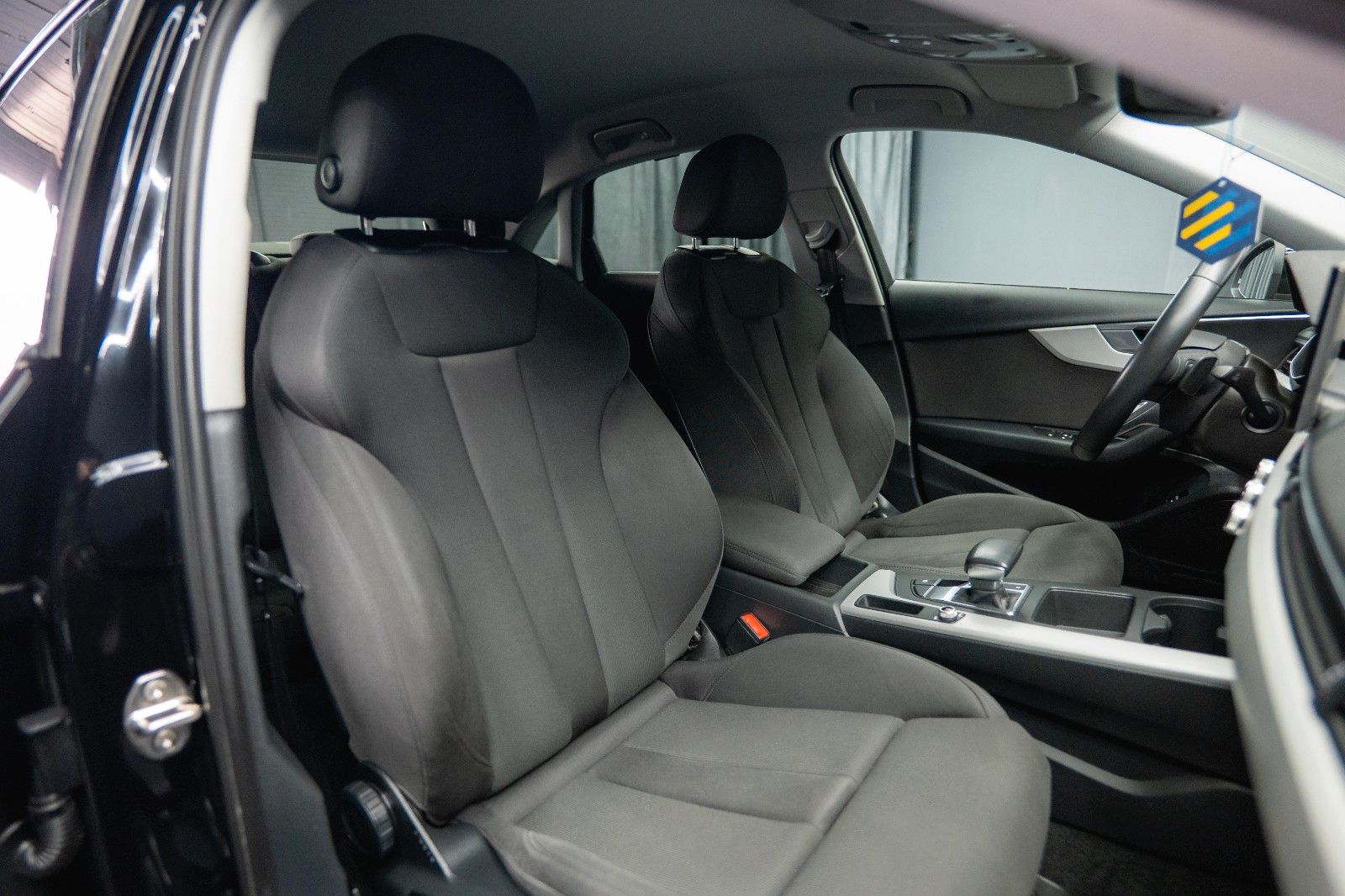 Fahrzeugabbildung Audi A4 Lim. 40 TFSI advanced Sport *DAB*LED*ACC*