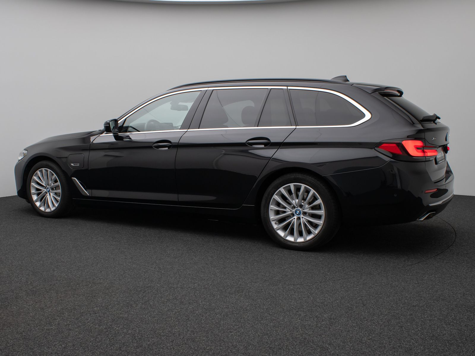 Fahrzeugabbildung BMW 530e xD Luxury Line Kamera HUD DAB HiFi Sport