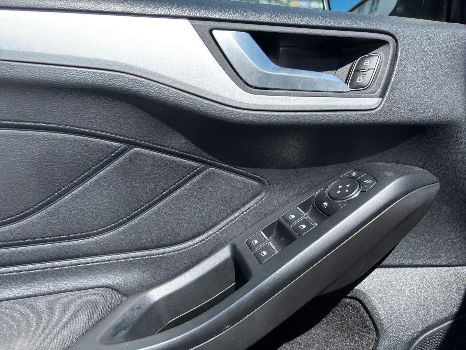 Fahrzeugabbildung Ford Focus C&C | Turnier 1.0  | Kamera | LED