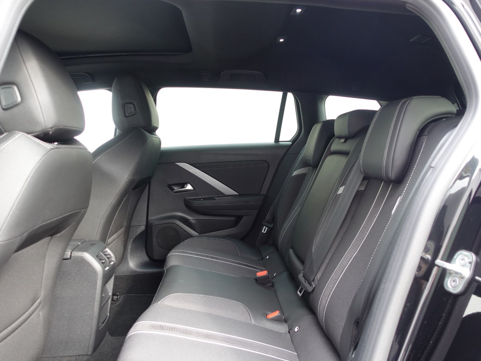 Fahrzeugabbildung Opel Astra ST 1.2Turbo GS Schiebedach,PDC,Kamera,SHZ