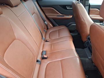 Jaguar F-Pace - 8