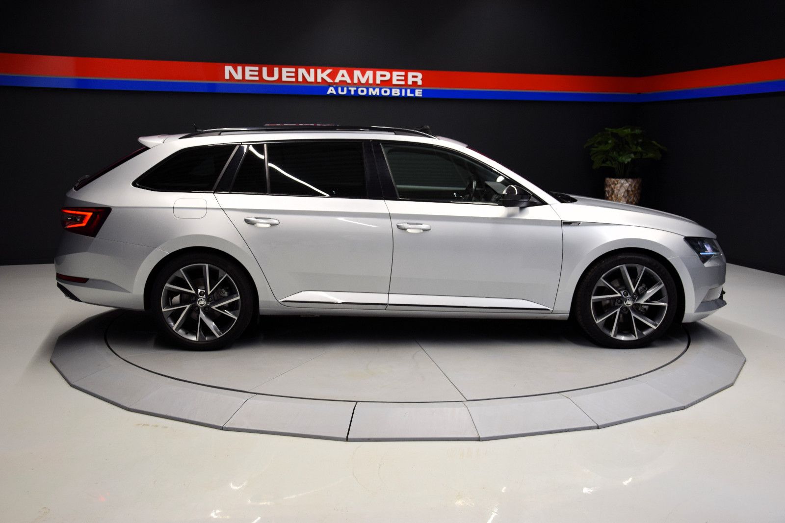 Fahrzeugabbildung SKODA Superb Combi Sportline DSG Pano. Bi-Xenon Memory