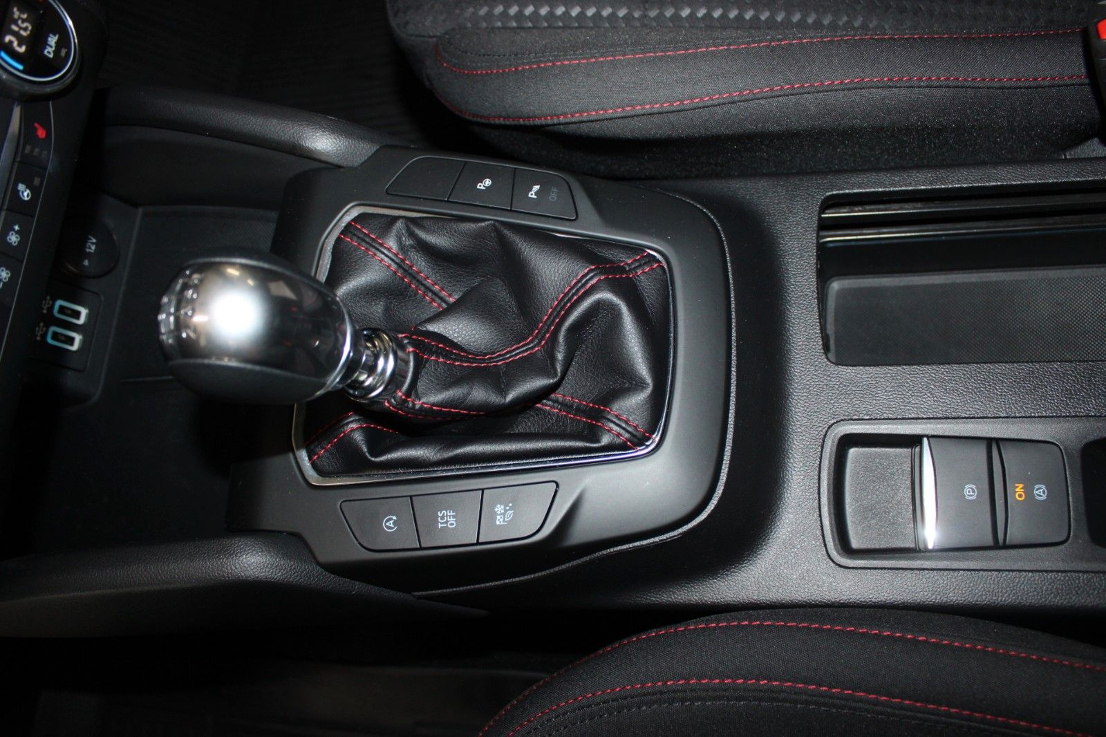 Fahrzeugabbildung Ford Focus ST-Line Turnier LED Park + Winter Paket