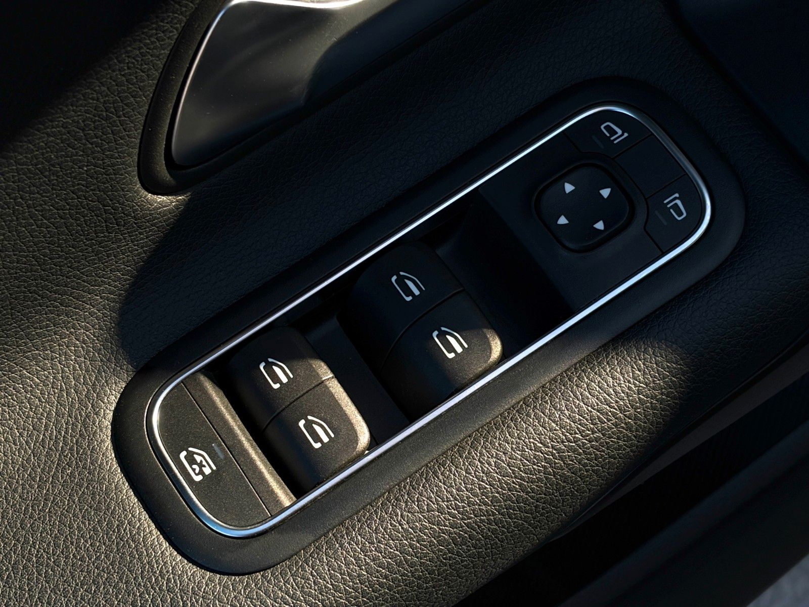 Fahrzeugabbildung Mercedes-Benz CLA 180 SB SHZ LKA MBUX CarPlay TEMP KLIMA Navi