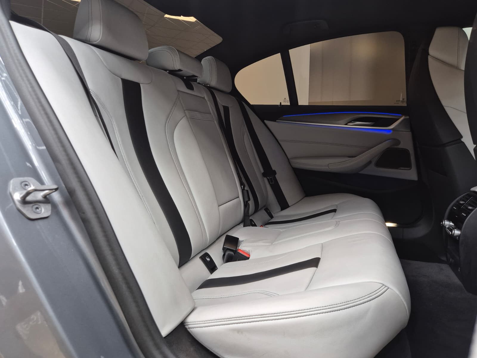 Fahrzeugabbildung BMW M5 Lim. >CARBON+SOFT+LED+HEAD+H&K+MEMO+ACC+360°+