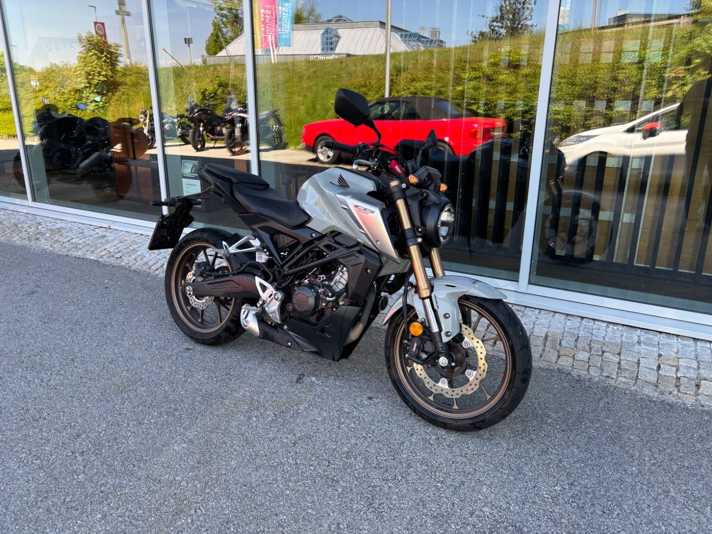 Fahrzeugabbildung Honda CB 125 R mit Tieferlegung