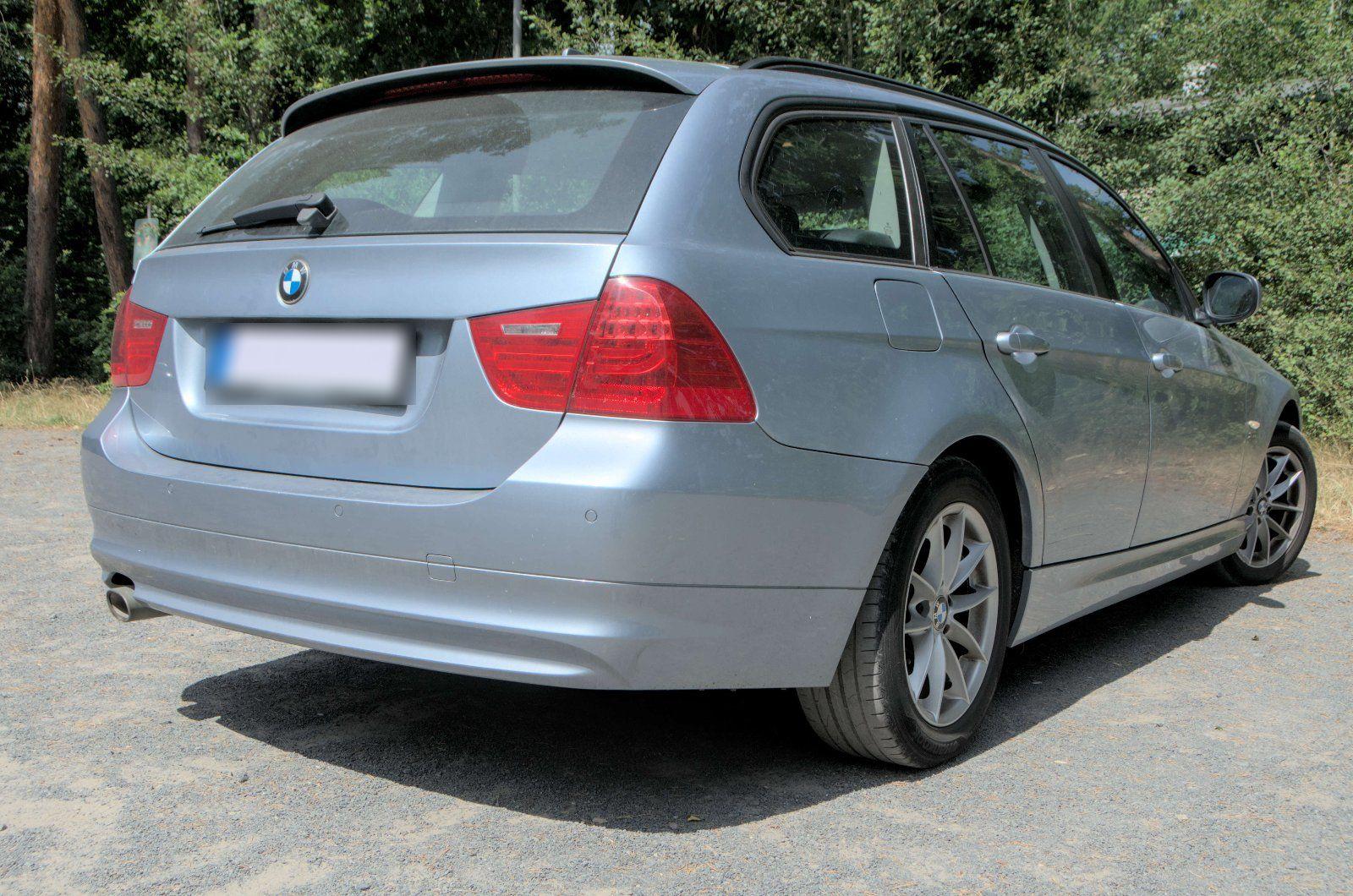 BMW 320 2011 — салон