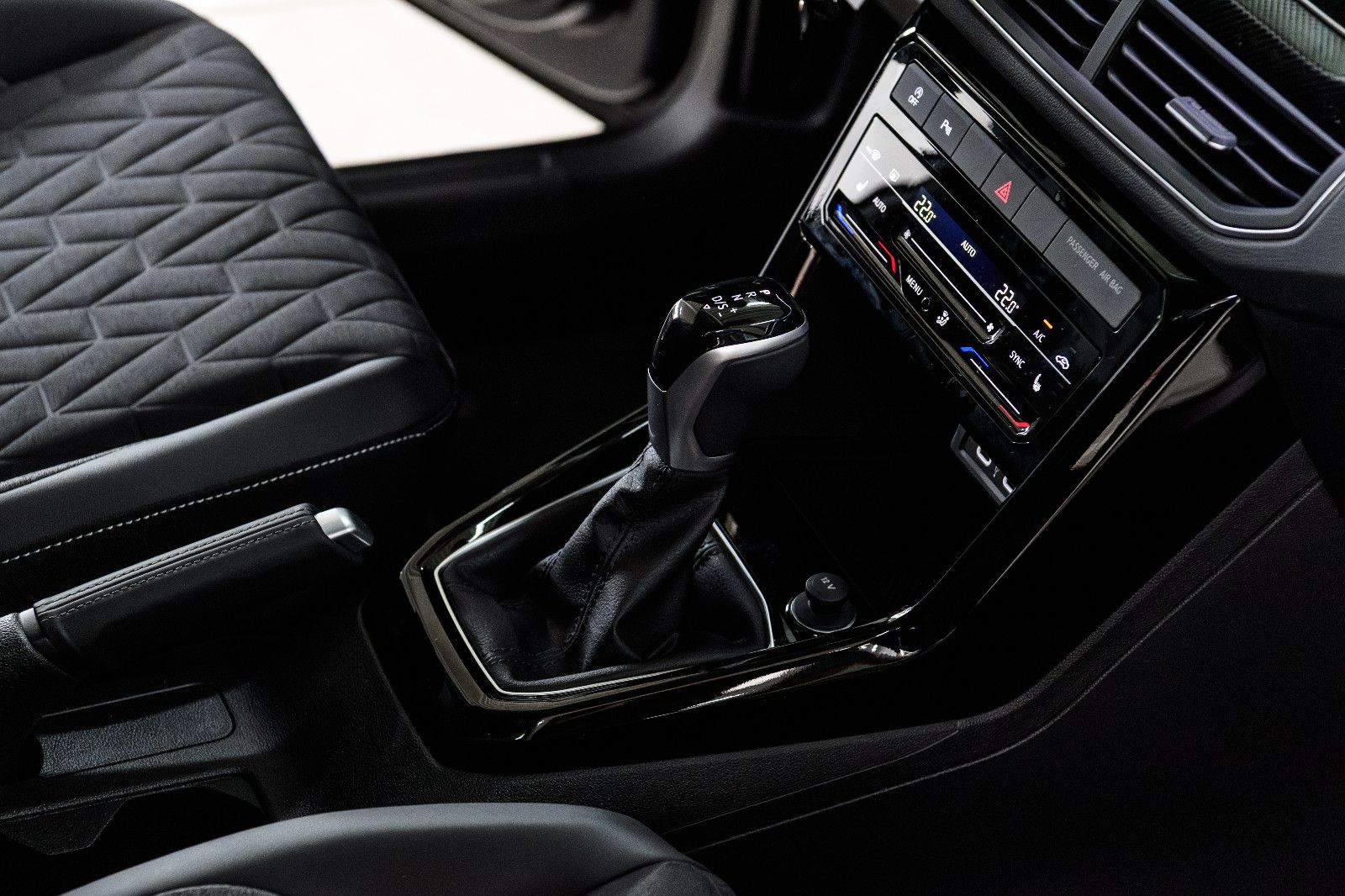 Fahrzeugabbildung Volkswagen T-Cross 1.0 TSI 85 kw Energy DSG+AHK+Kamera