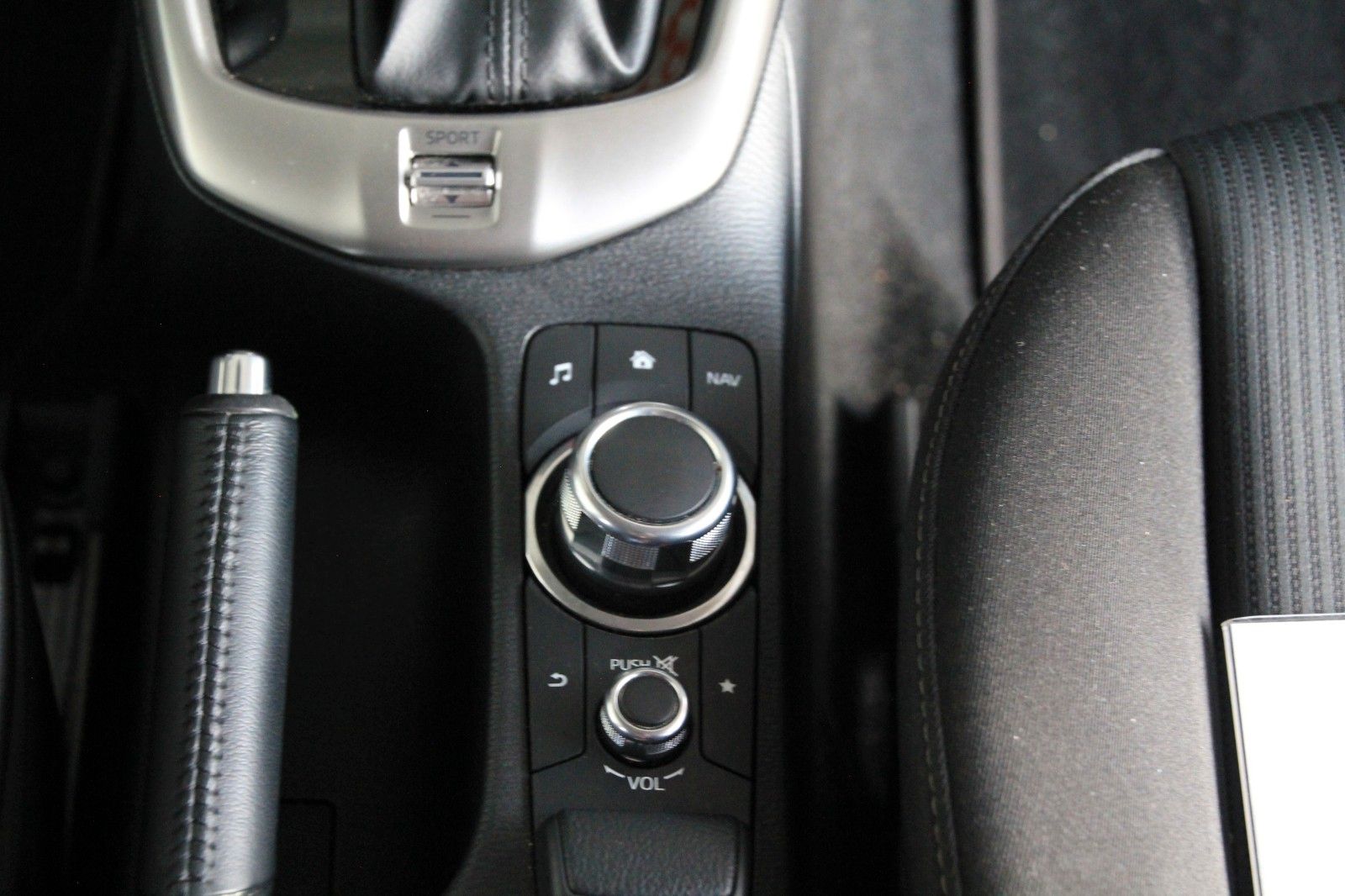 Fahrzeugabbildung Mazda CX-3 2.0 Skyactive-G Exclusive-Line