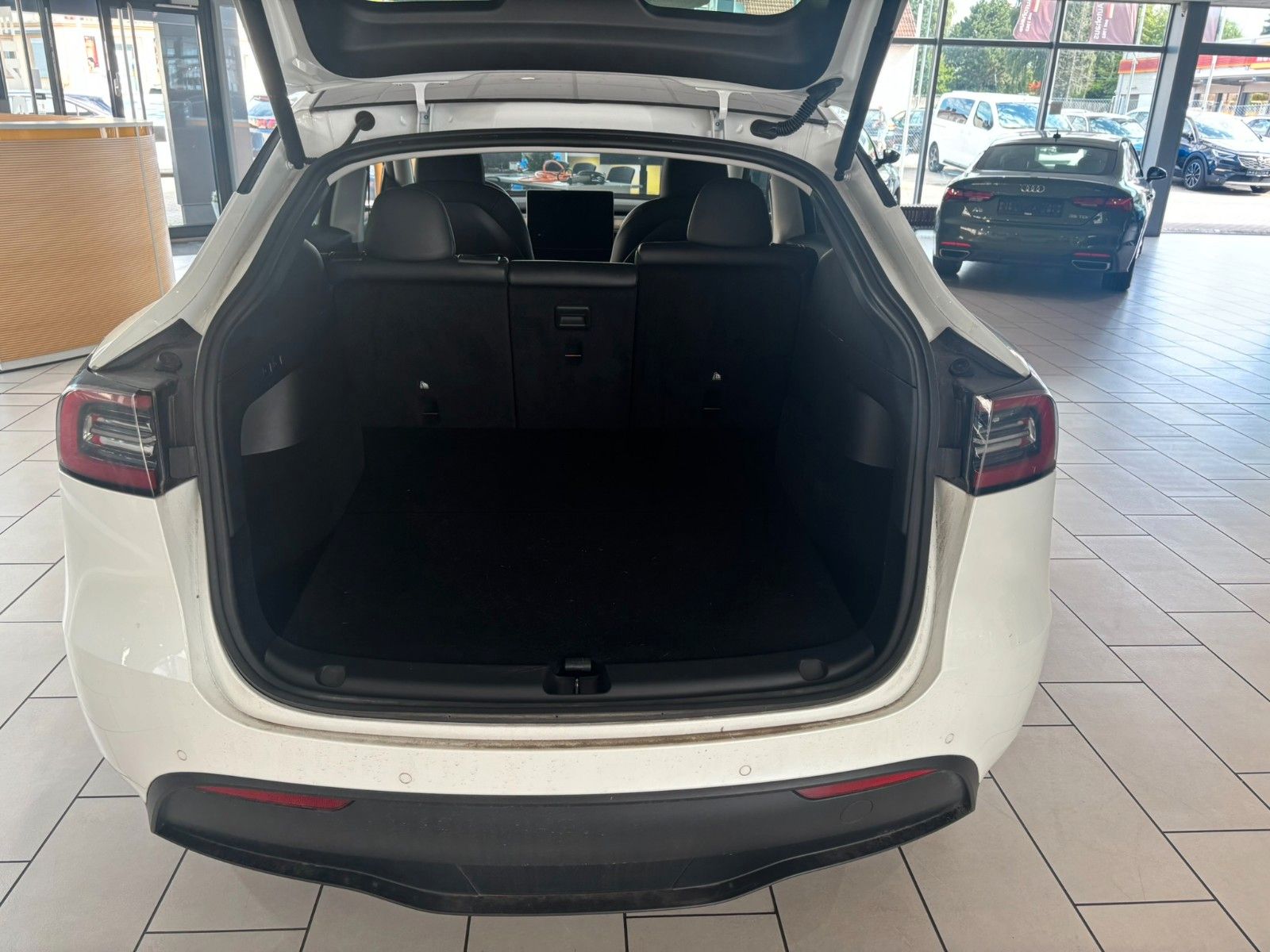 Fahrzeugabbildung Tesla Model Y Long Range Dual AWD SHZ/NAVI/19"ALU/ALLW