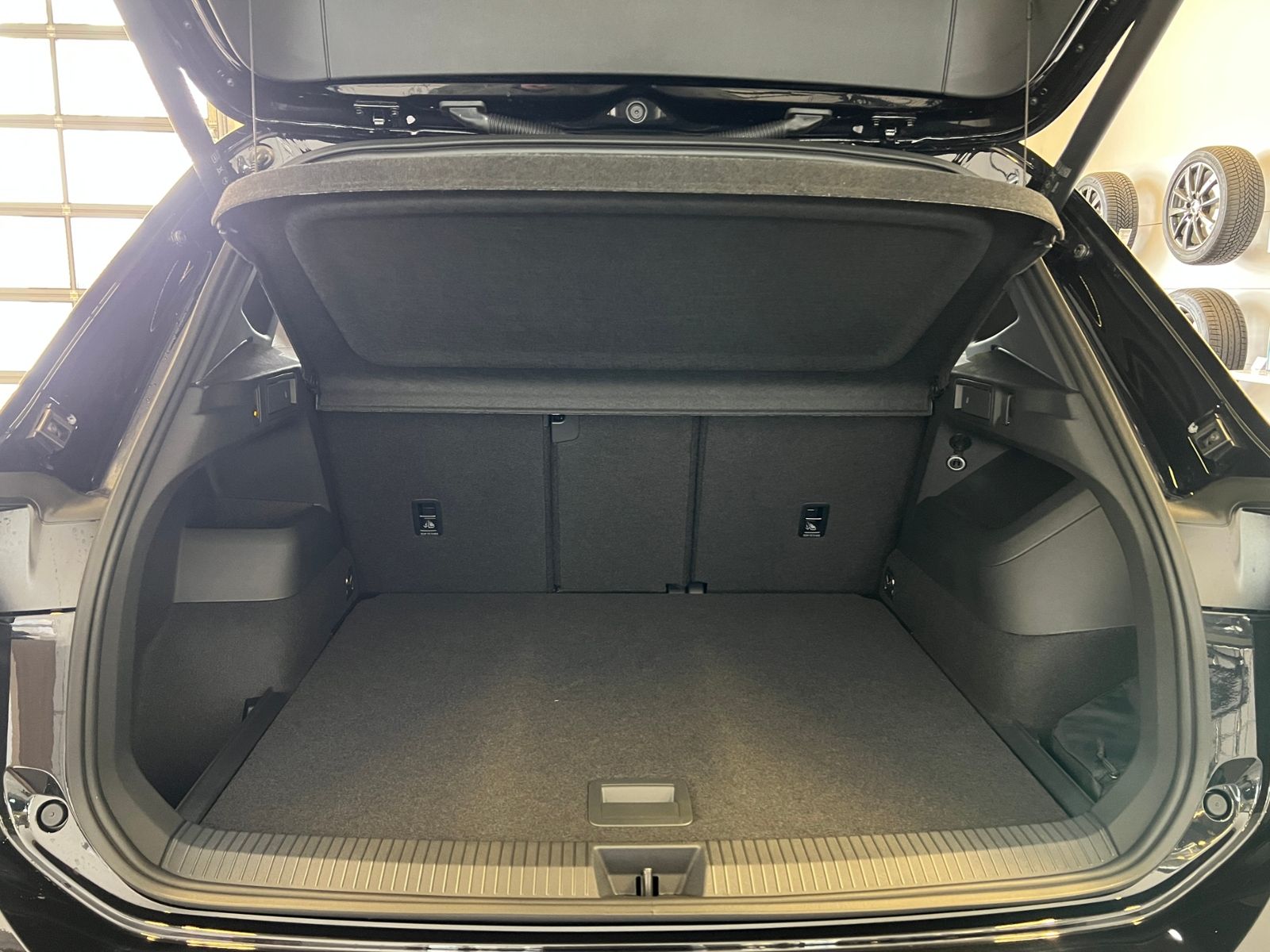 Fahrzeugabbildung Volkswagen Tiguan R-Line 1.5 eTSI DSG *AHK, IQ.Light, DCC,