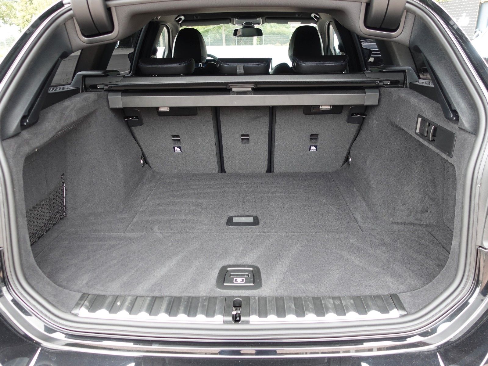 Fahrzeugabbildung BMW 318i Touring Auto M Sportpaket 18"/HiFi/LED/Navi