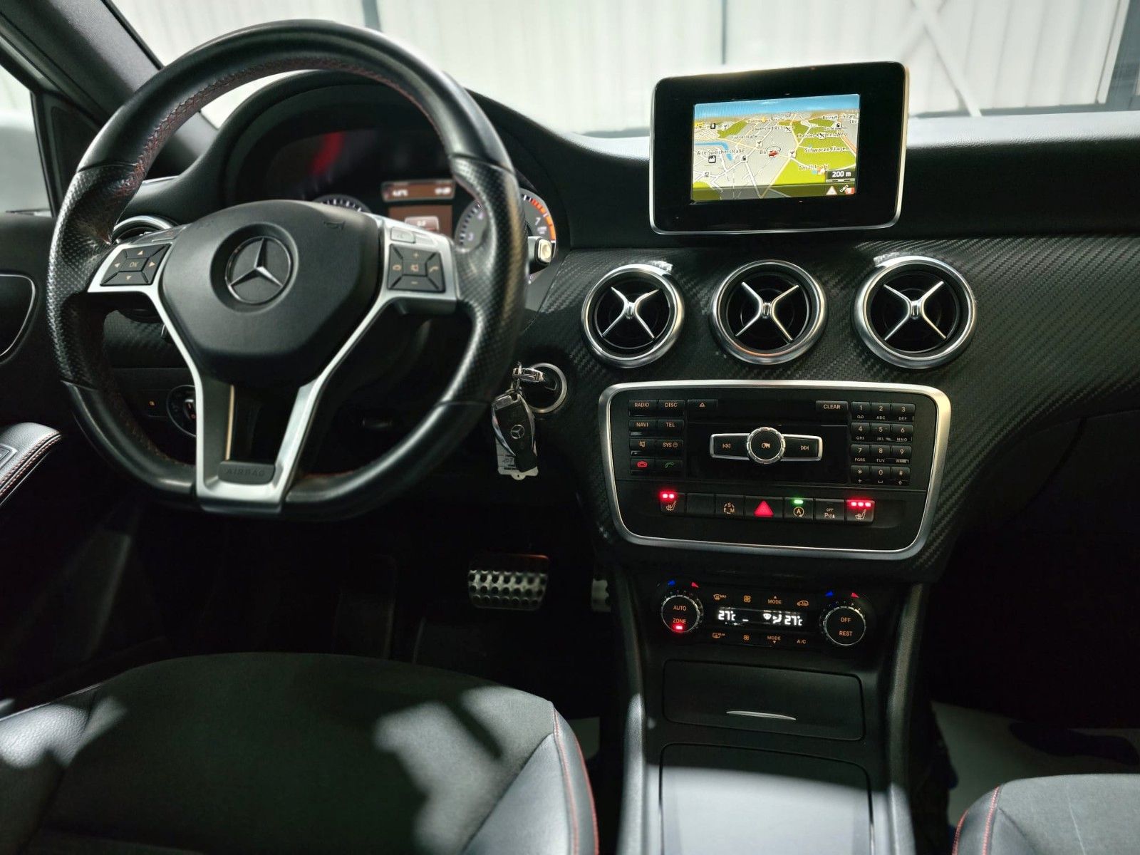 Fahrzeugabbildung Mercedes-Benz A250 AMG-Line/Panorama/Navi/8fach/TÜV-NEU