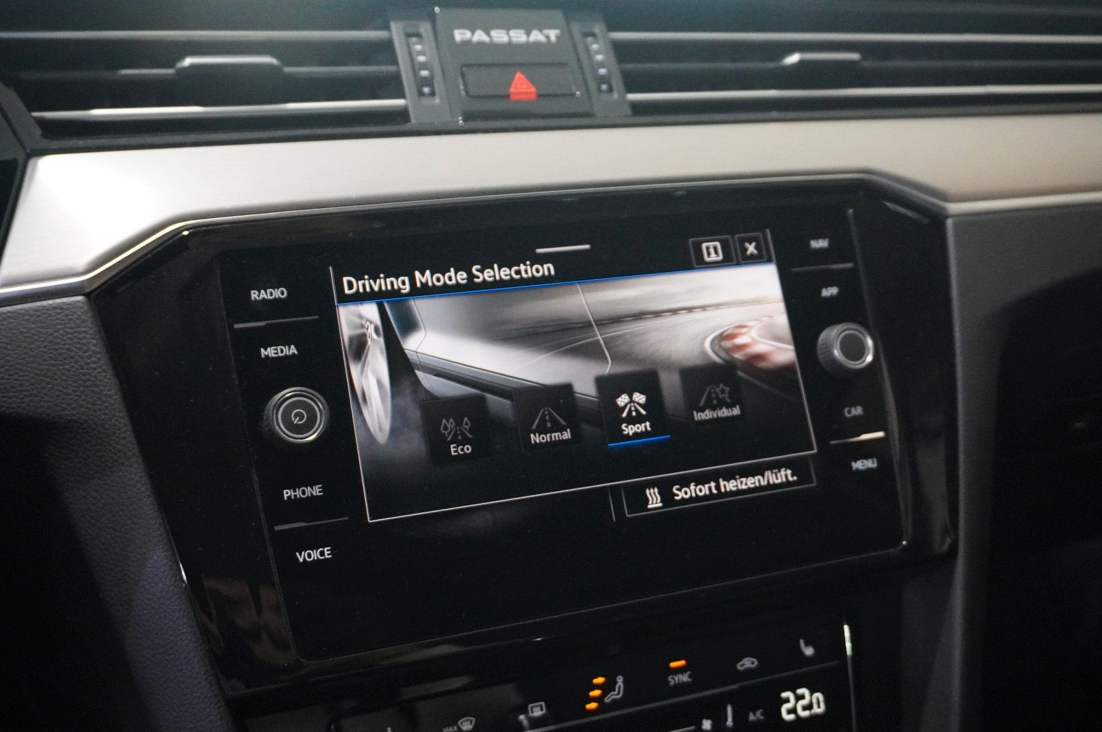 Fahrzeugabbildung Volkswagen Passat VARI. 2.0D R-LINE 4M NAVI/LED/KAMERA/AHK