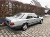 Mercedes-Benz W 124 - silberne Mercedes-Benz 230