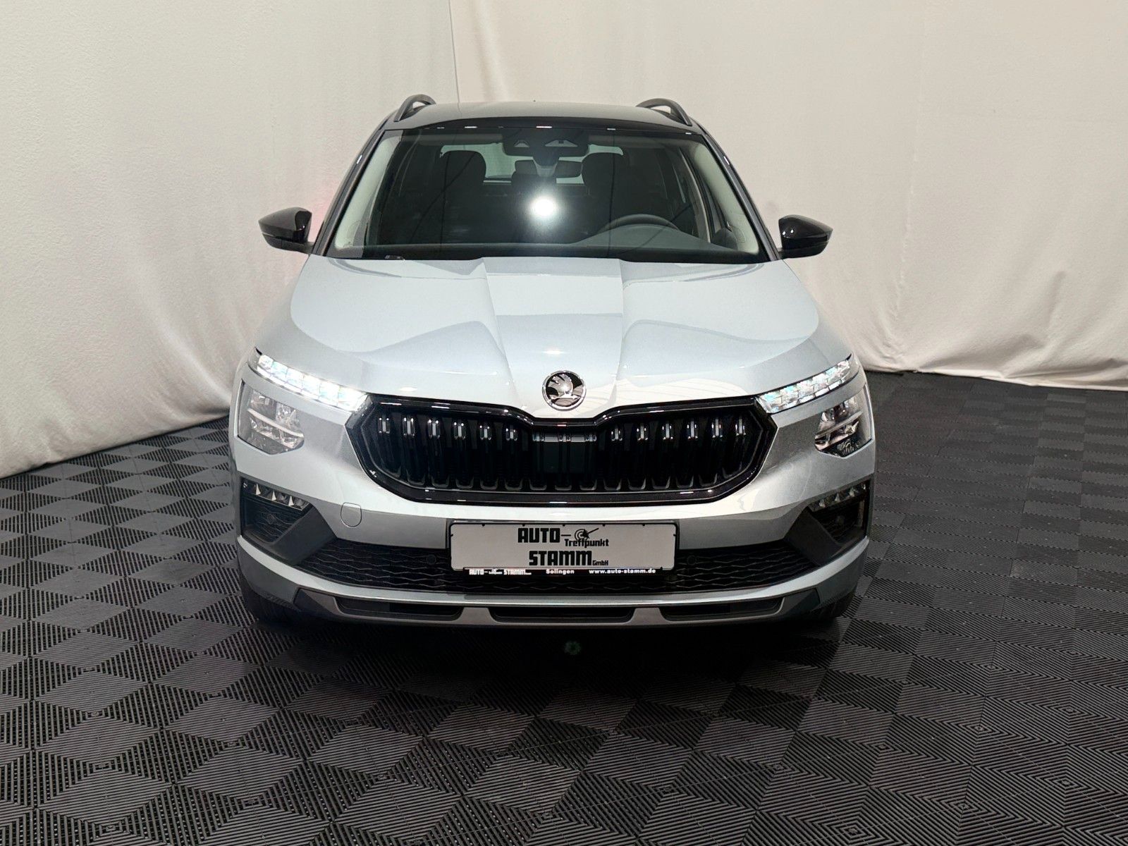 Fahrzeugabbildung SKODA Kamiq 1.0 TSI DSG Selection Black 17Z Kamera SHZ