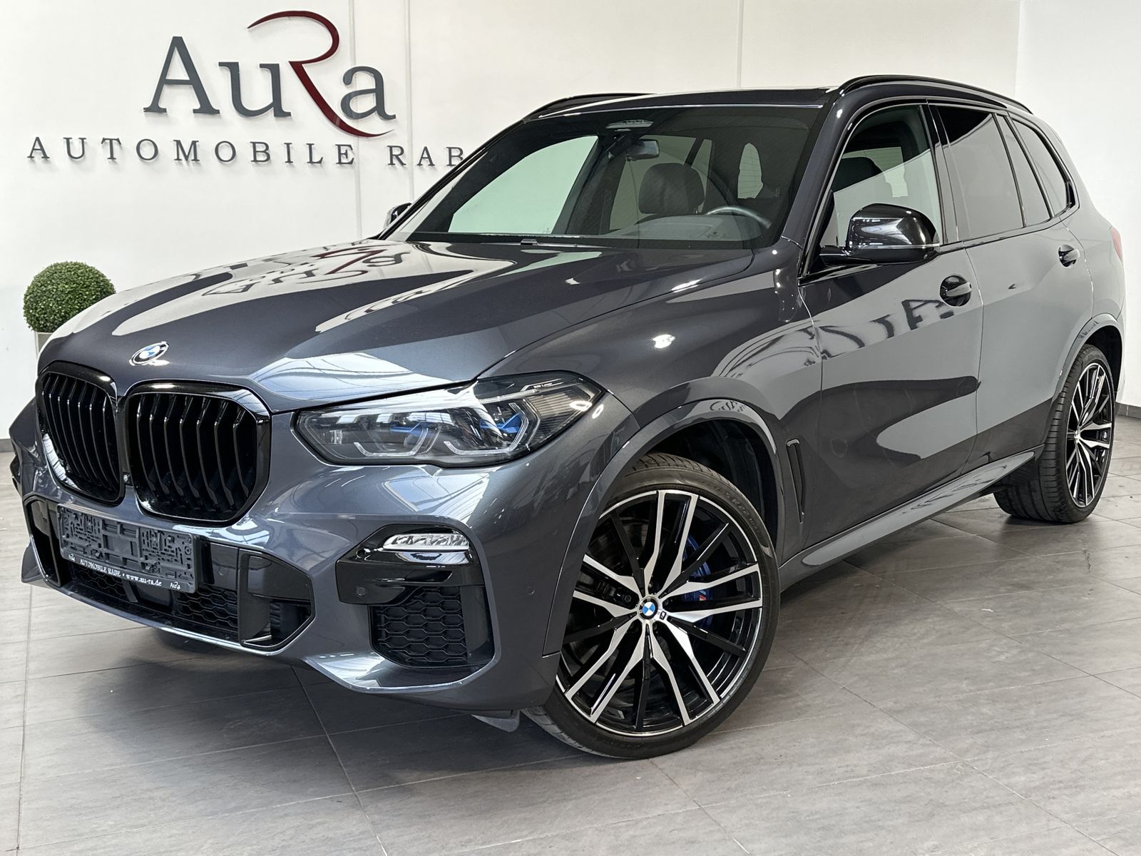 Fahrzeugabbildung BMW X5 M50i NAV+LASER+AHK+HEAD-UP+22ZO+PANO+360GRAD
