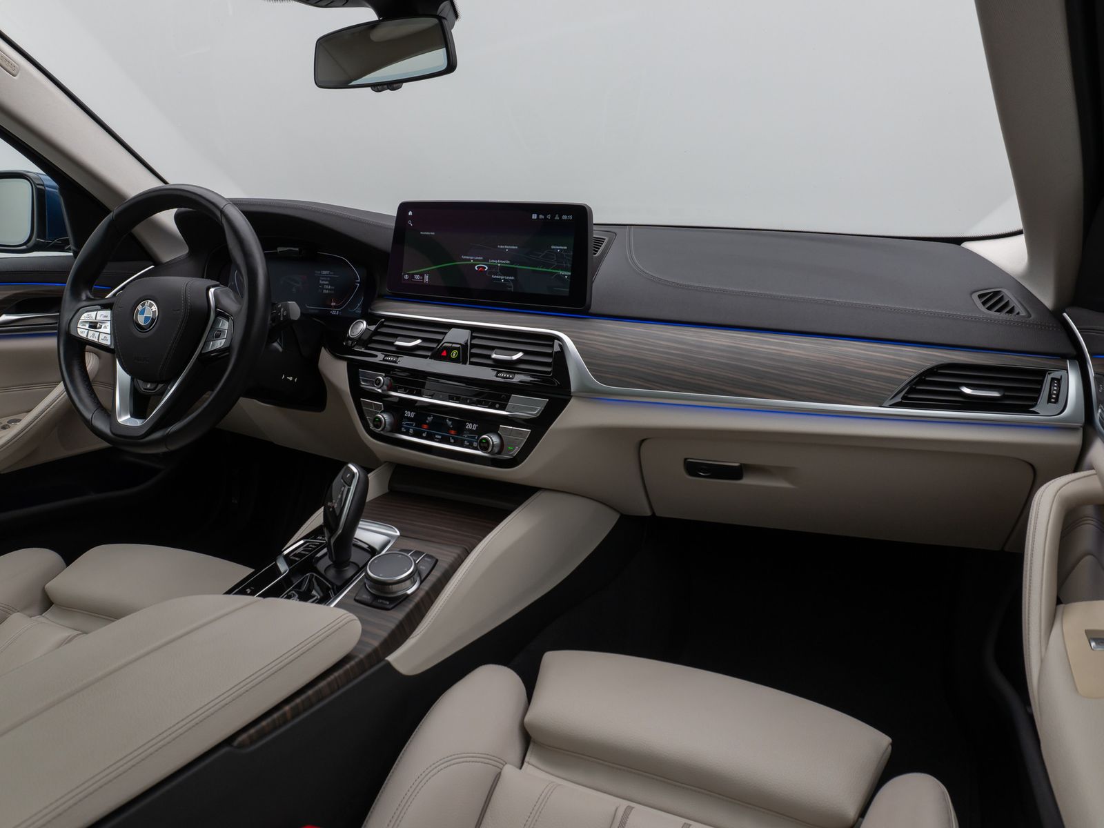 Fahrzeugabbildung BMW 530d Luxury Line Panorama Kamera HUD DAB Sport