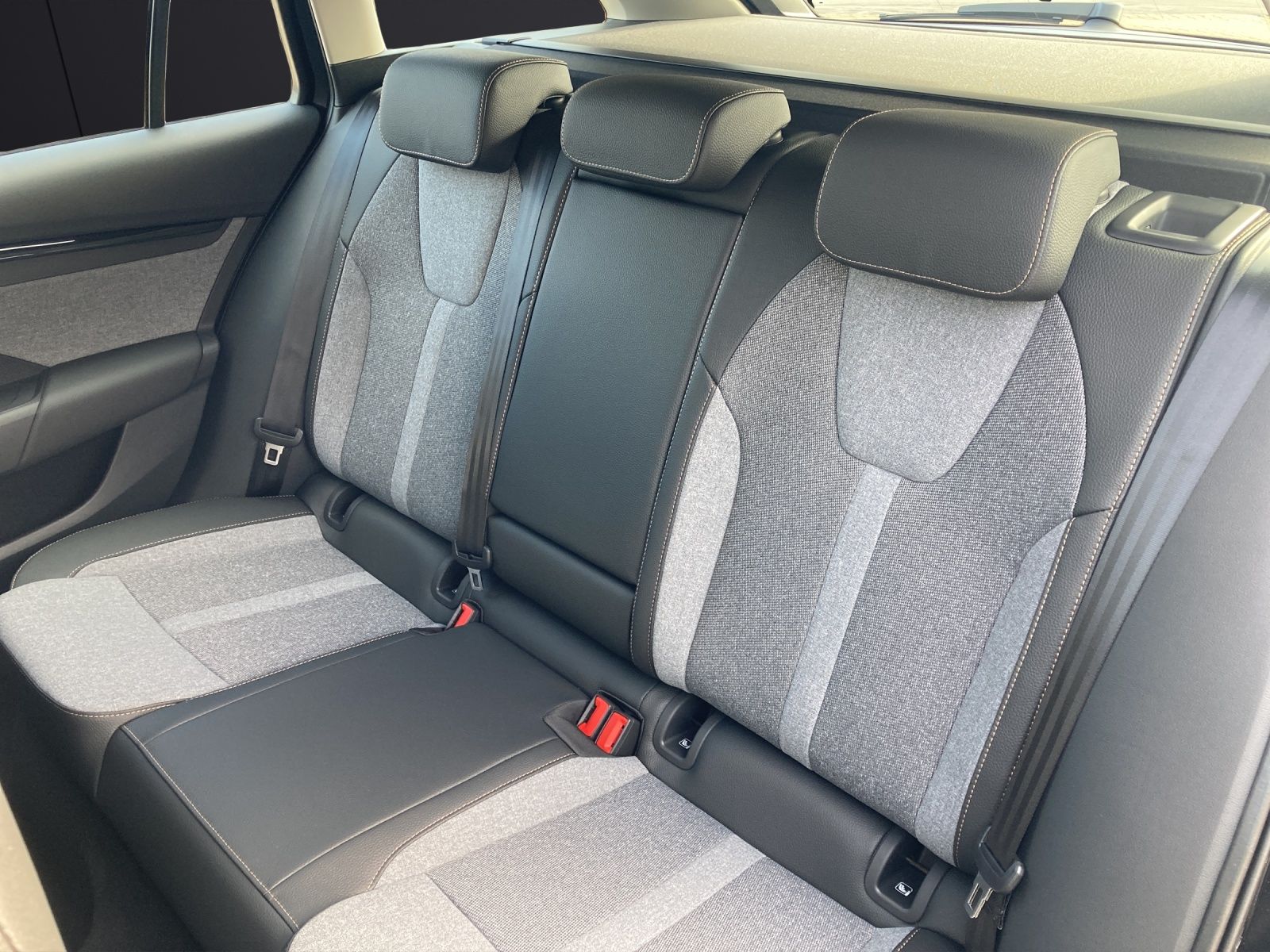 Fahrzeugabbildung SKODA Octavia Combi 2.0 TDI Selection LED-Scheinwerfer