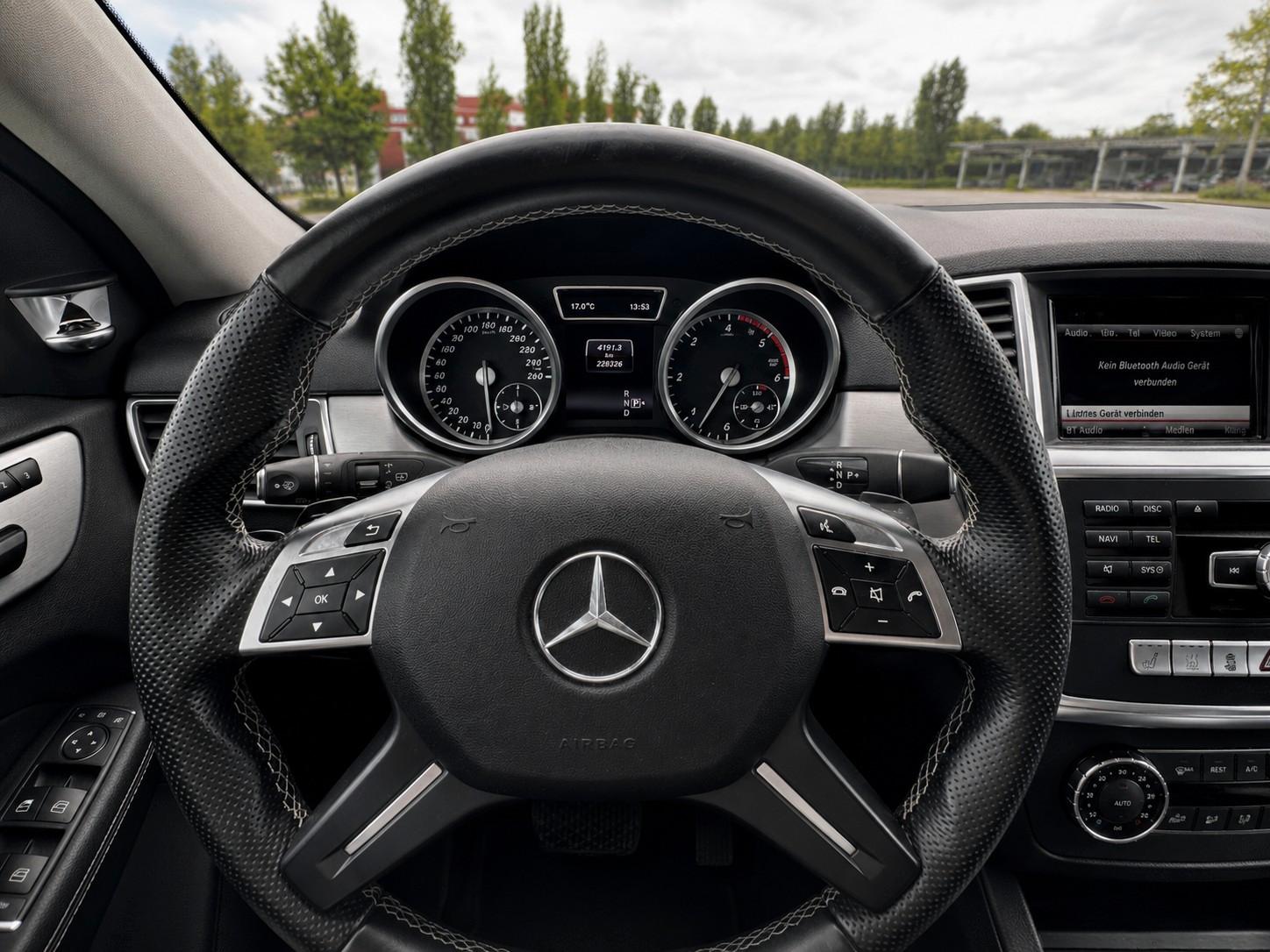 Mercedes-Benz ML 350 BlueTEC 4MATIC - AMG,Fond,Pano,SiHz,StHz