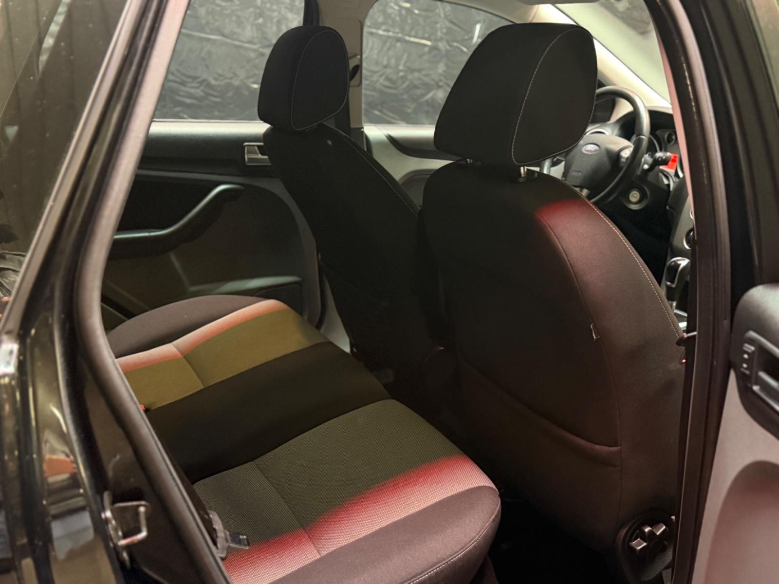 Ford Focus 2010 — photo 29