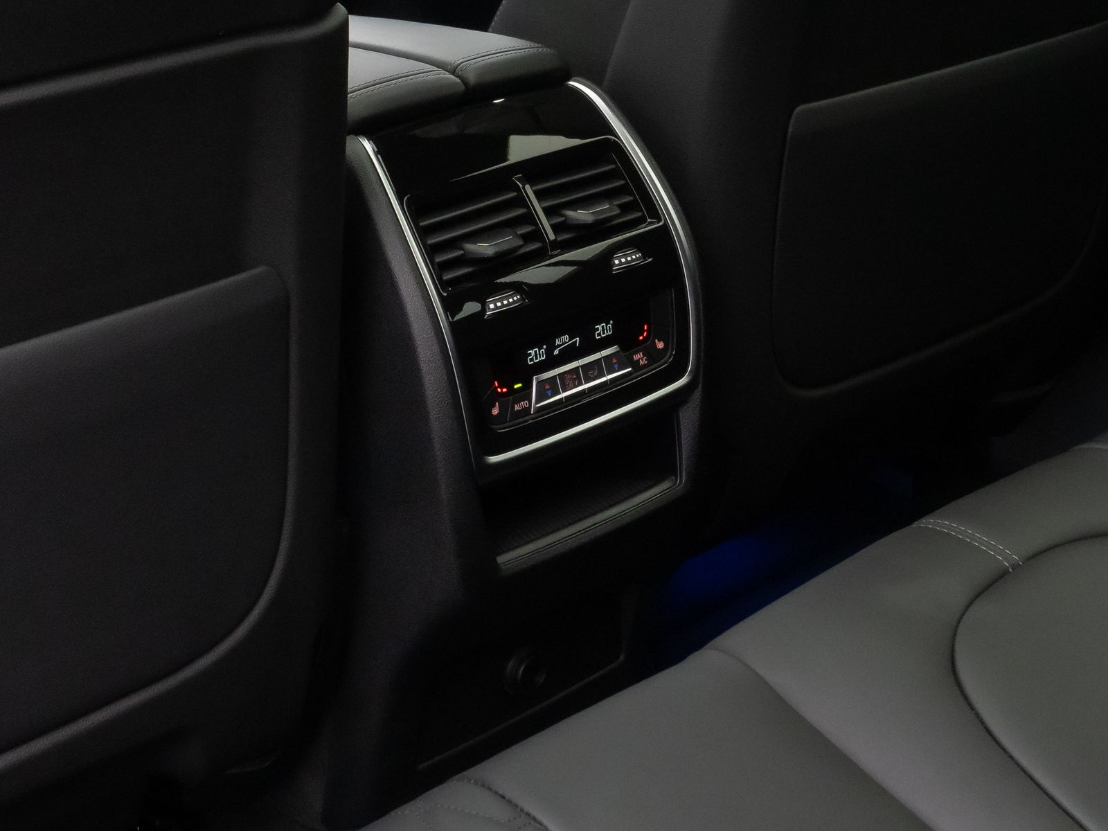 Fahrzeugabbildung BMW X6 xD40d M Sport Panorama 360°Laser HUD DAB H/K