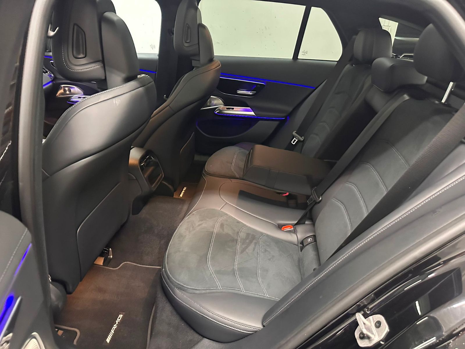 Fahrzeugabbildung Mercedes-Benz E 220 d 4MATIC T *AMG-LINE ADVANCED*PANO*KEYGO*