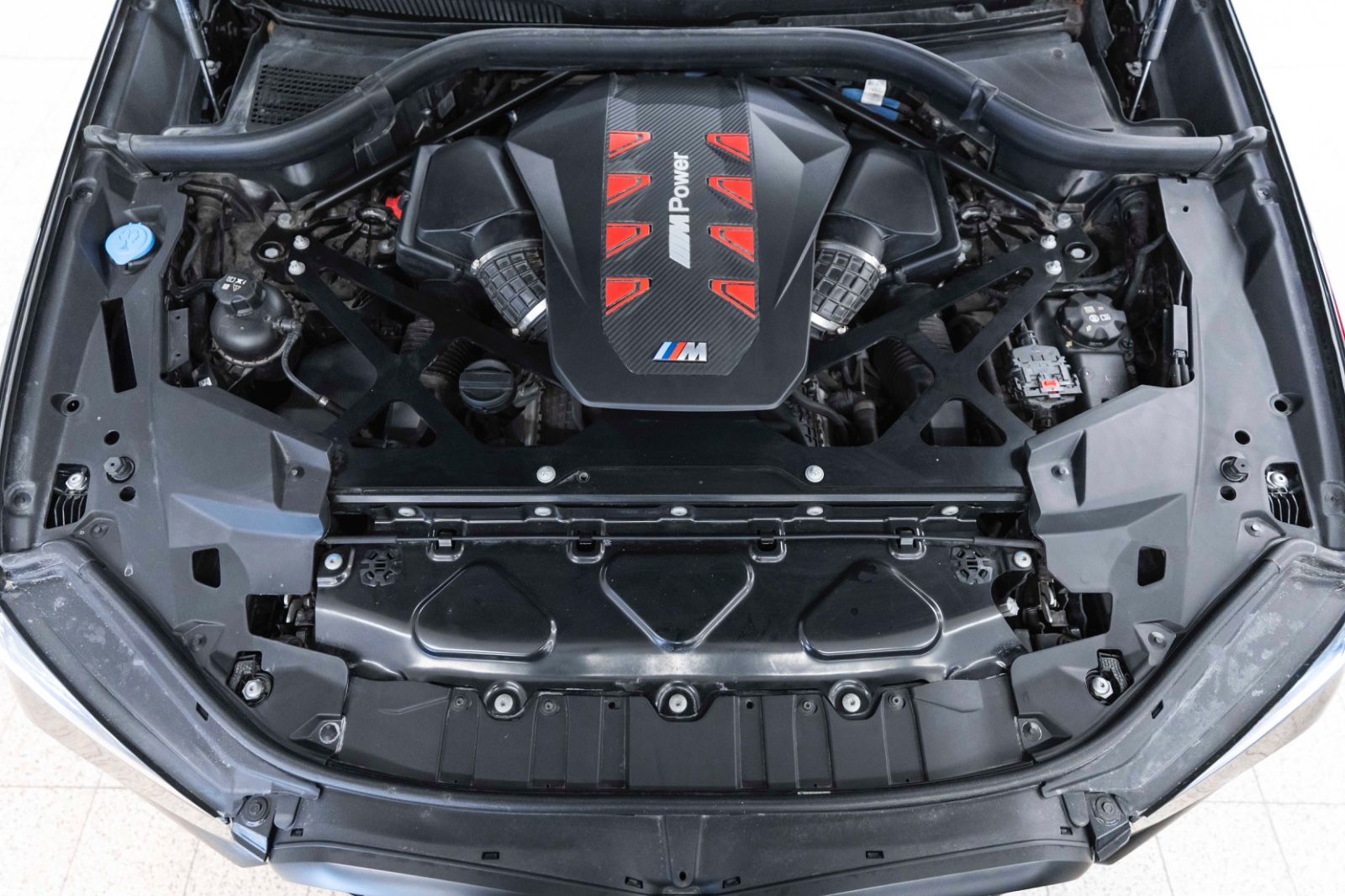 Fahrzeugabbildung BMW X6 M Competition B&W SKY LOUNGE 360° M+S