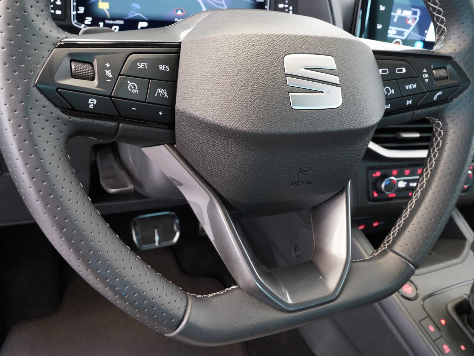 Fahrzeugabbildung SEAT Arona 1.5 TSI 110 kW FR Black Edition