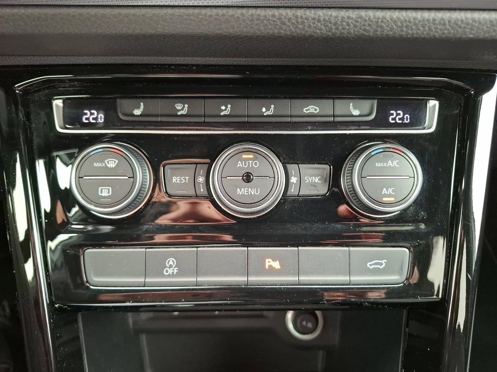 Fahrzeugabbildung Volkswagen Touran TDI Highline 7-Si R-Line LED AHK Navi ACC